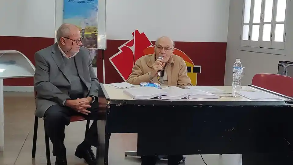 El historiador Carlos Bleynat (derecha) estuvo acompañado de Alfredo Cecchi.