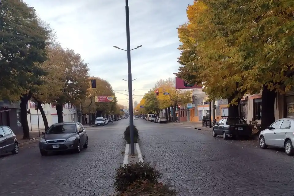 "Chico de auto blanco en Colón y Uriburu, quiero encontrarte"