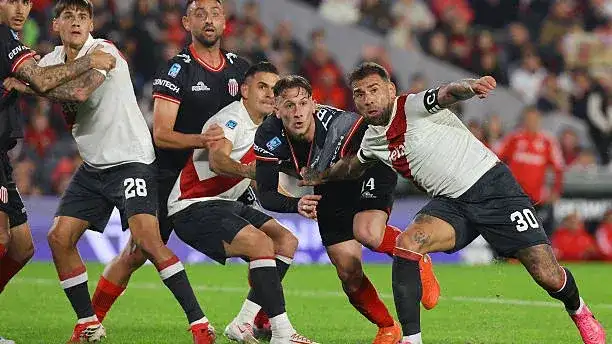 Una acción en el área de Barracas, con la presencia de Otamendi, que hizo su debut.