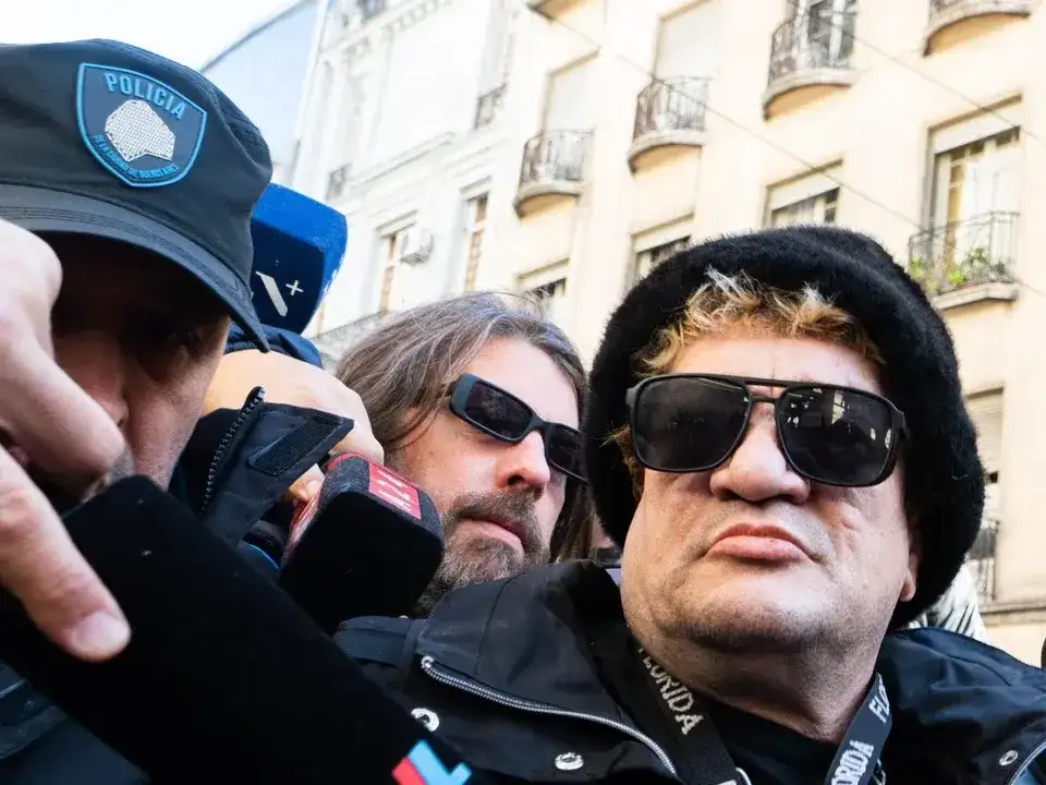 El exlíder de Viejas Locas, al llegar a los tribunales porteños.