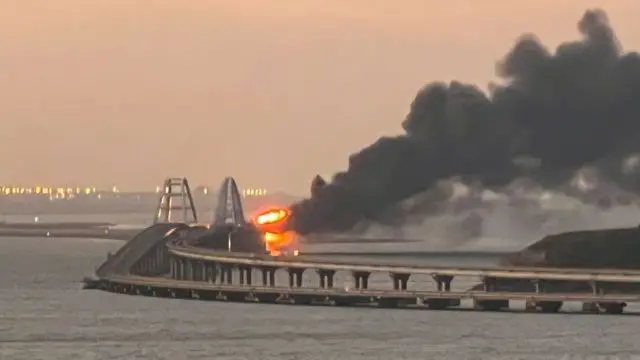 IMPACTANTE EXPLOSIÓN en puente de Crimea deja tres fallecidos