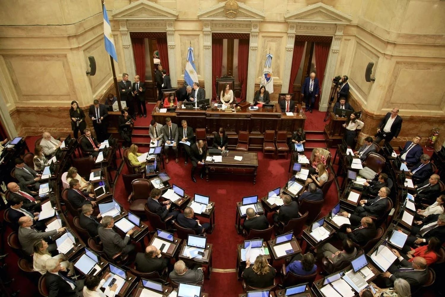 Los senadores no sesionarían este jueves