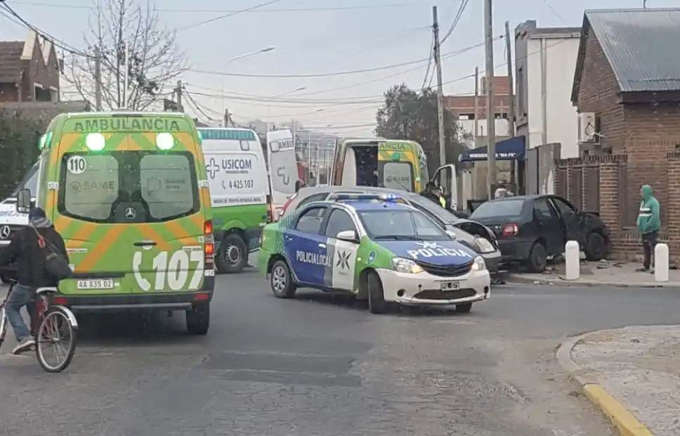 Dos personas fueron trasladadas al Hospital tras un fuerte choque