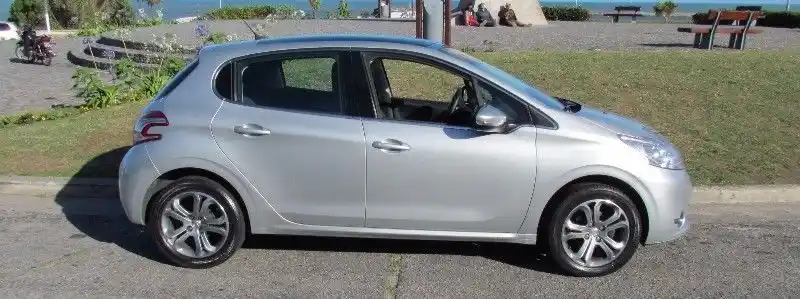 Encontraron su auto robado y cuando lo fue a retirar había un cadáver en el baúl