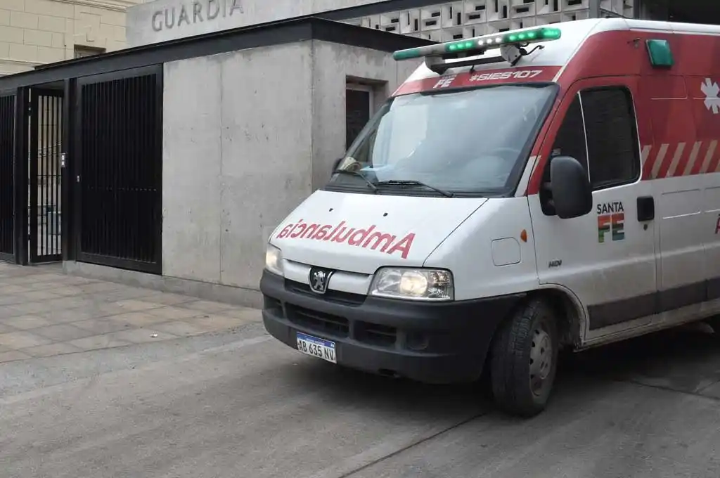 La víctima fue trasladada en ambulancia hasta el hospital Cullen. Crédito: Guillermo Di Salvatore