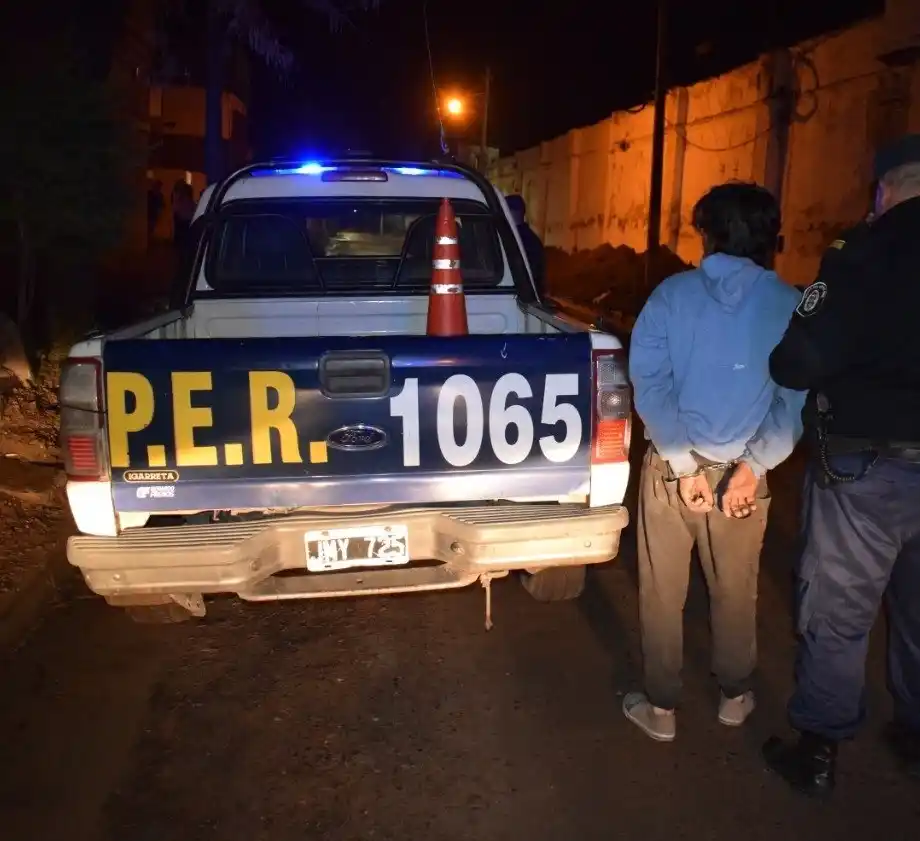 Un hombre ingresó al patio de una casa y lo detuvieron