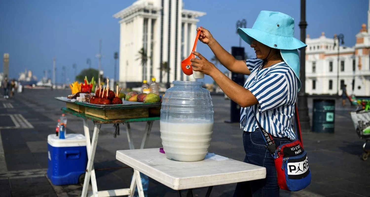 Una mujer vende horchata en un caluroso día de primavera en medio de una sequía nacional y olas de calor que han elevado las temperaturas en gran parte del país, en Veracruz. Reuters