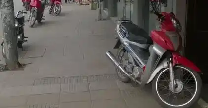 Las motos en las veredas son objeto de cuestionamientos, especialmente cuando se encuentran en el centro de la ciudad y dificultan a los peatones.