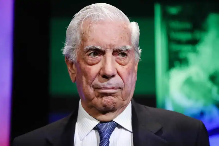 Mario Vargas Llosa se encuentra internado por complicaciones de su cuadro de Covid-19