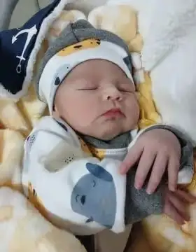 El bebé nació sano con 39 semanas de gestación.