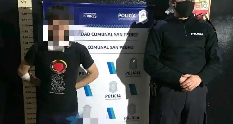 En calzoncillos, un joven se escapó del Hospital, se metió en una casa y fue detenido