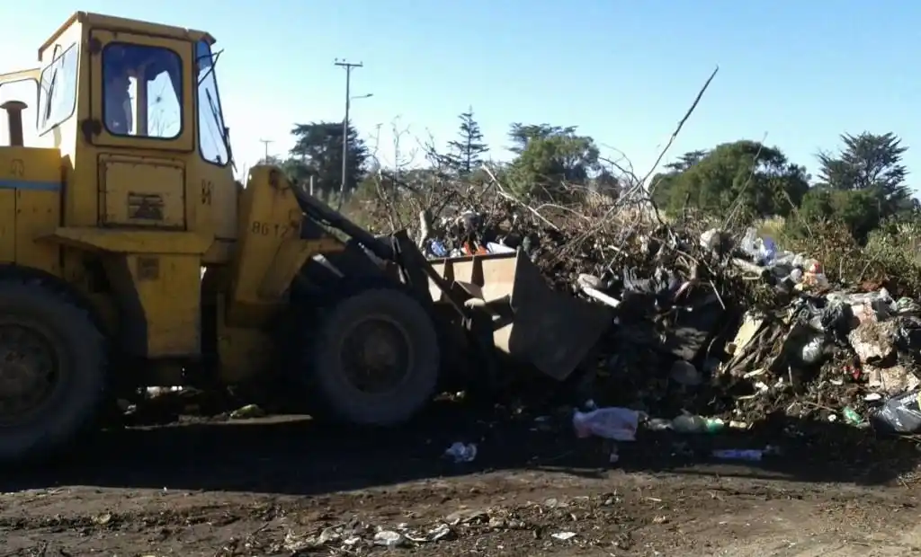 Tras el reclamo, el Municipio limpió el basural del club General Urquiza