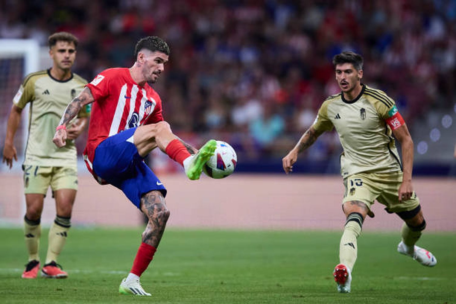 Atlético Madrid venció a Granada en el arranque