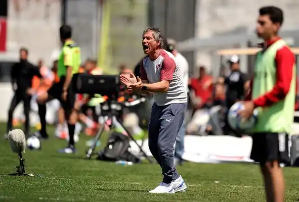 Después del apriete, el jefe la barra de Independiente no puede acercarse a Holan