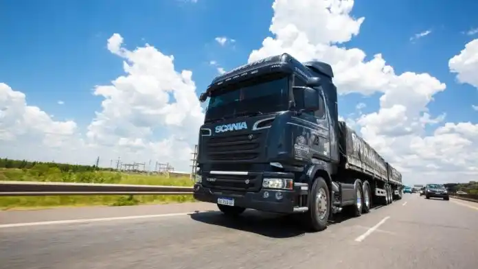 La medida elimina permisos y restricciones que hasta ahora limitaban su tránsito y apunta a abaratar costos logísticos y simplificar la operatoria del transporte de cargas.