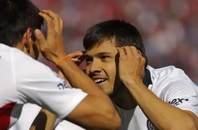 San Lorenzo liquidó a Unión con una ráfaga inicial y se afirma en la punta
