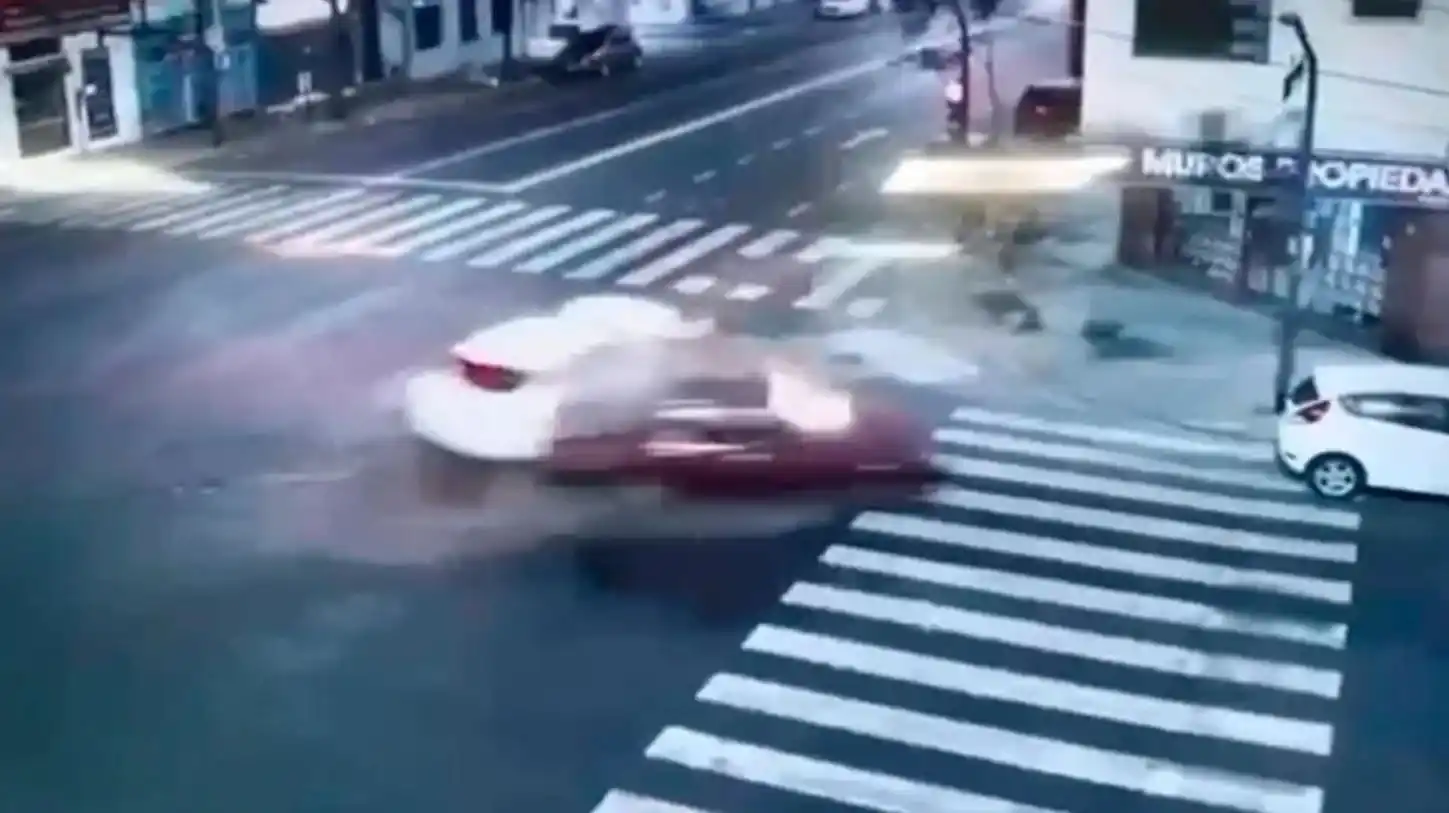 Madrugada trágica: pasó en rojo, chocó, mató a una mujer y escapó