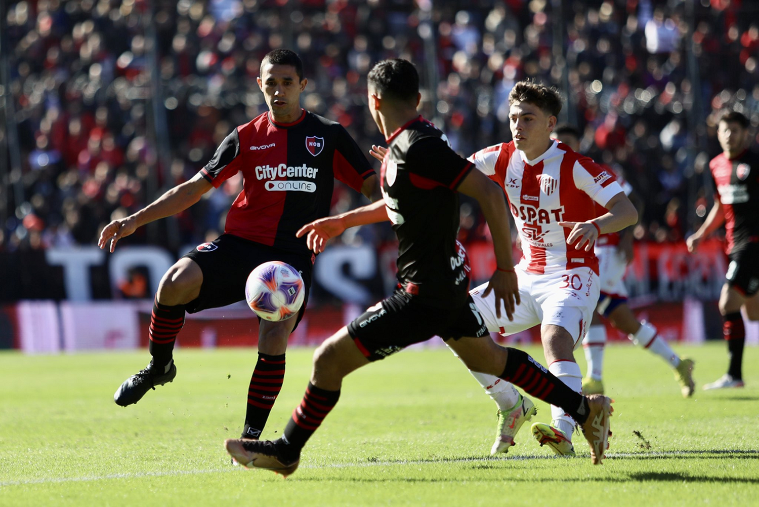 Newells y Unión igualaron en Rosario, en un partido con polémica