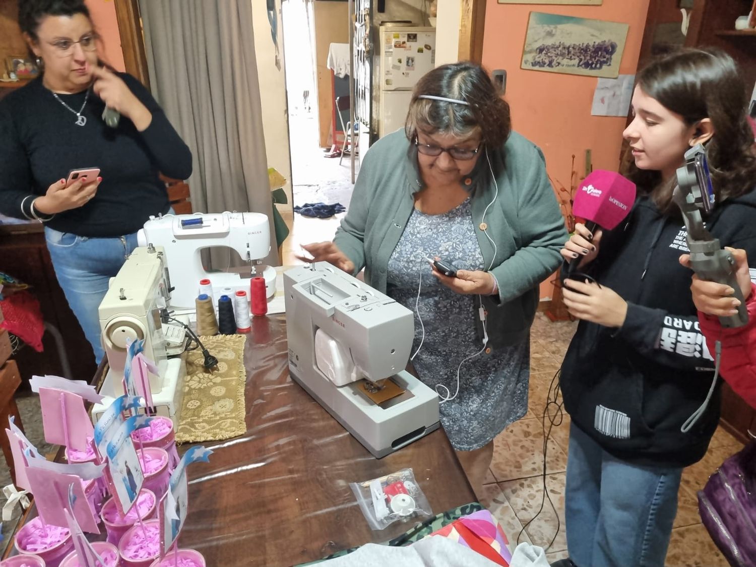 Una máquina de coser y emoción en el merendero de Raquel