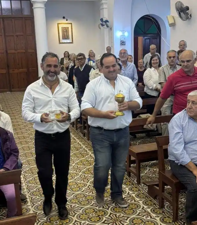 Egresados Promoción `95 llevan la ofrenda-