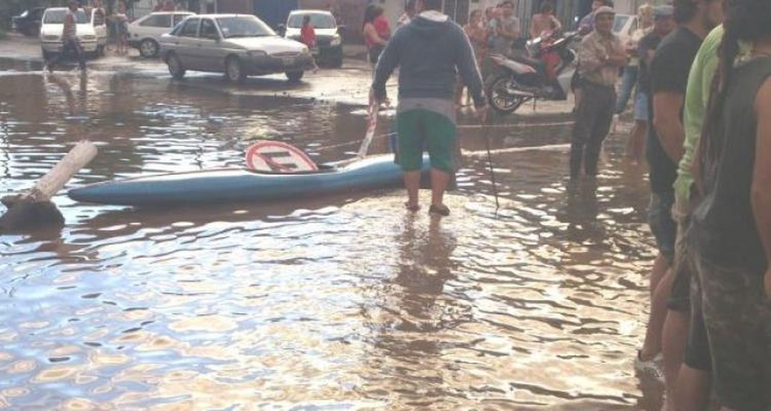 Vecinos de “Los Aromitos” advierten cortes de ruta si el barrio vuelve a inundarse