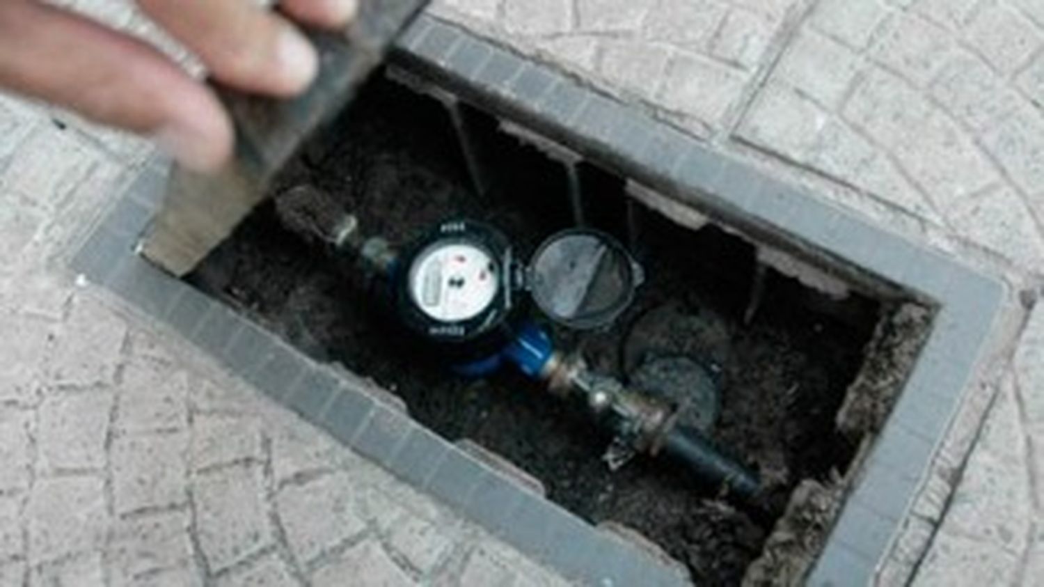 El gobierno suspendió el cobro para instalar el medidor de agua por dos años