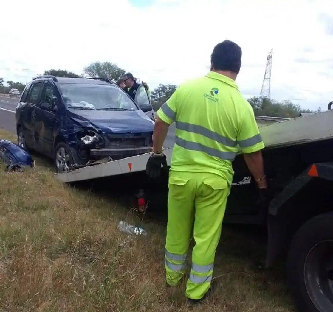 Un auto despistó y chocó contra el guardarrail en la Ruta 12