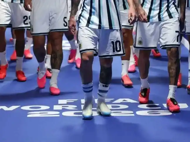 El rosa y fucsia predomina entre los colores de botines de los jugadores de la Selección Argenitna.