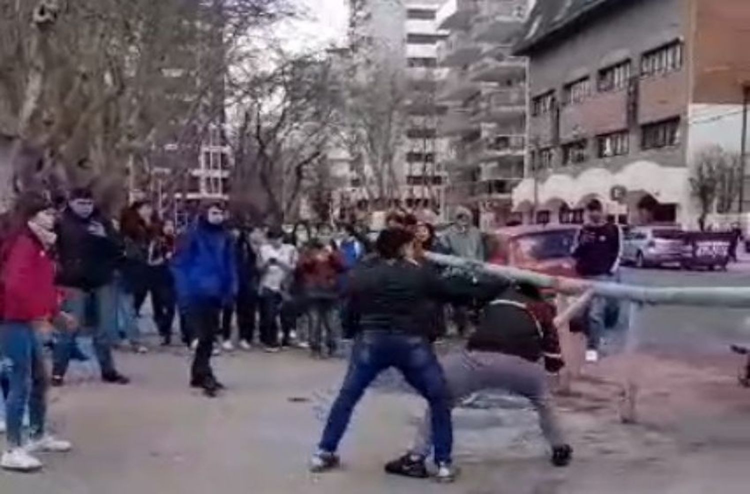 Dos alumnos de 14 años a las piñas en la Plaza Mitre