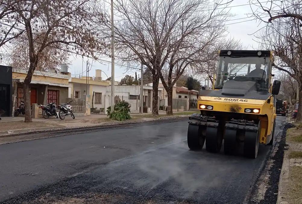 Las máquinas desarrollan tareas en los barrios.