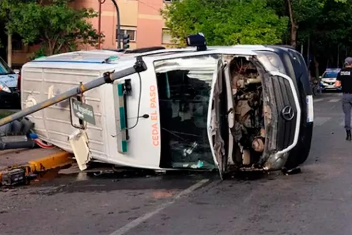 Doble accidente acabó en tragedia: fue atropellada y murió al volcar la ambulancia que la trasladaba