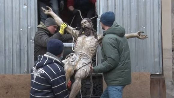 Trasladan el Cristo de Leópolis a un búnker 