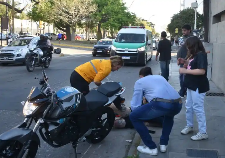 El joven motociclista sufrió lesiones de importancia en una de sus piernas y tuvo que ser hospitalizado. Manuel Fabatía