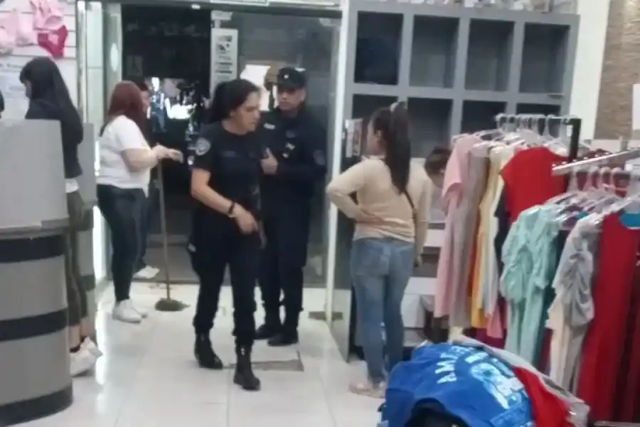 Menores hicieron un boquete y robaron una tienda de ropa en la región