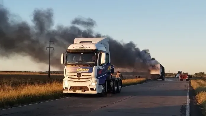Un acoplado ardió en llamas en ruta de Entre Ríos