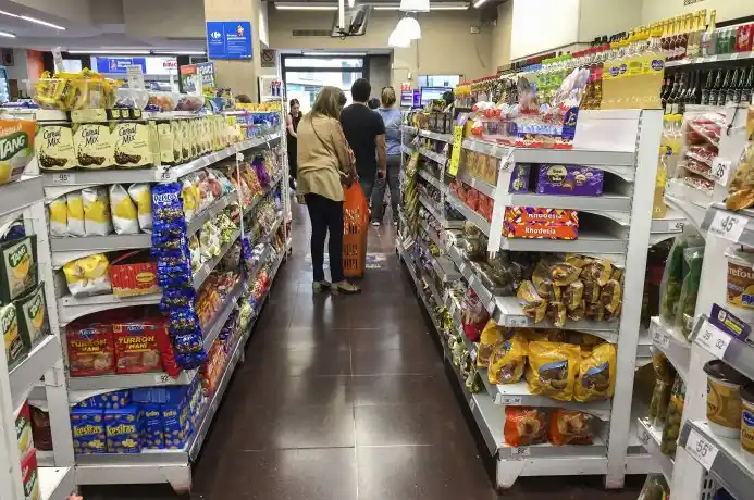 Bahía Blanca: Dueños de un supermercado detuvieron a golpes a un joven que había robado cervezas