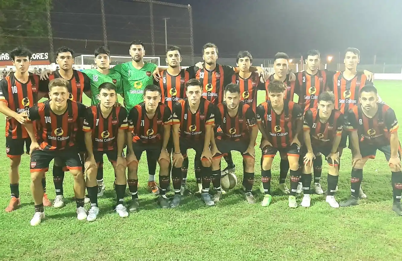 Este es el equipo de Gualeguay Central con refuerzos que encaró la Copa Entre Ríos. Luego salió subcampeón del nocturno y el rojinegro en su debut oficiará de visitante ante Sociedad Sportiva.