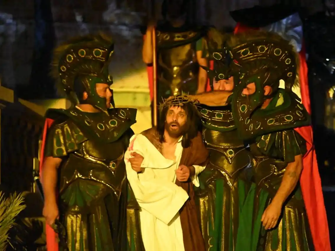 El Vía Crucis Viviente convocó a una multitud frente a la plaza Almeida en una noche de emoción colectiva