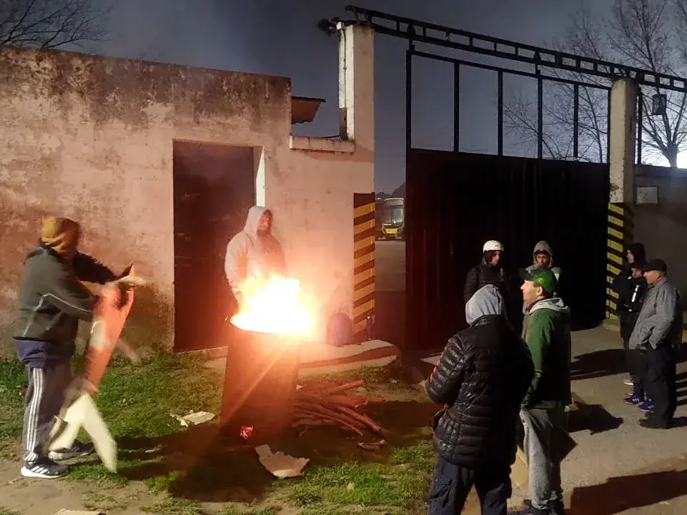 Protesta. De los trabajadores de colectivos, luego de que se le impidieron entrar al predio