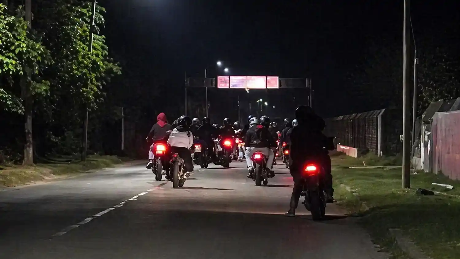 Decenas de motociclistas usaban la calle para hacer picadas ilegales.