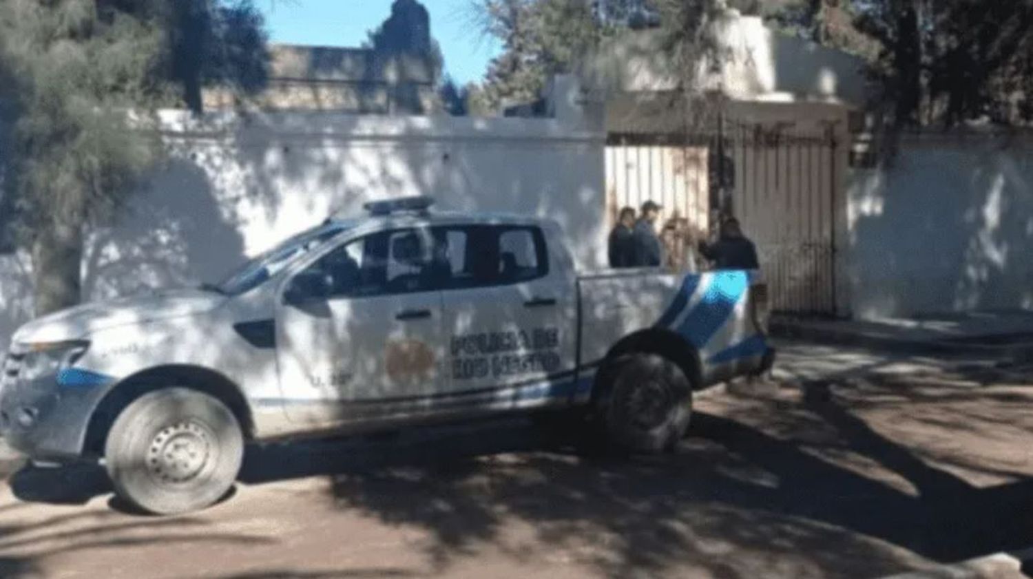 Profanaron una tumba y sentaron un cadáver en un banco del cementerio