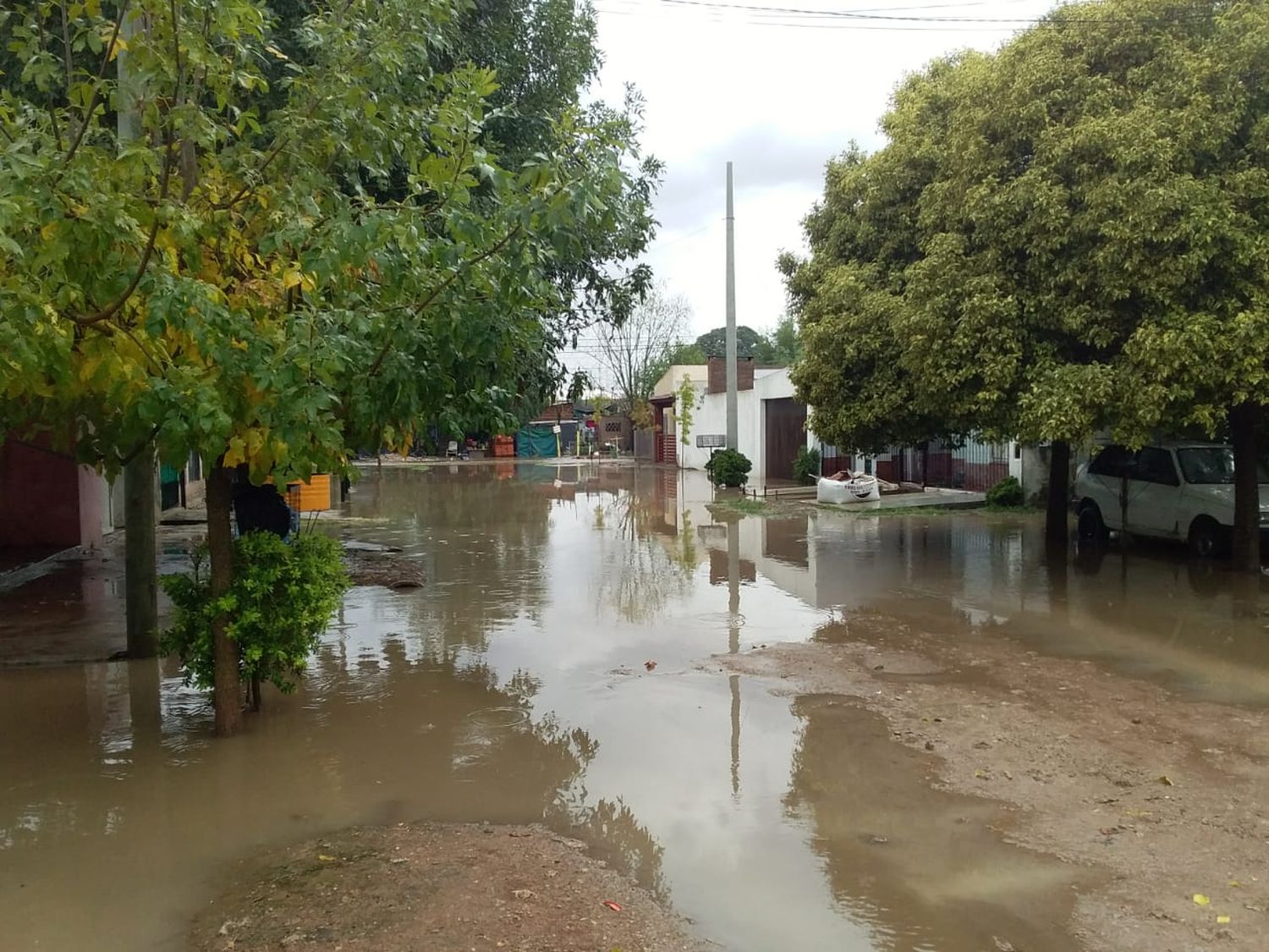 Mucha lluvia en poco tiempo: reportan anegamientos y Defensa Civil dispuso operativo