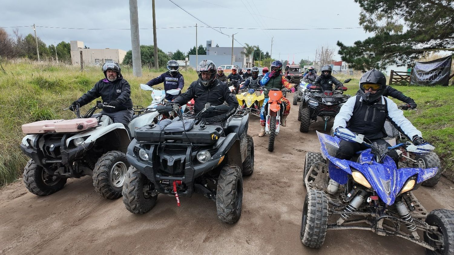 Locos por los cuatris: convocante travesía a través de los médanos