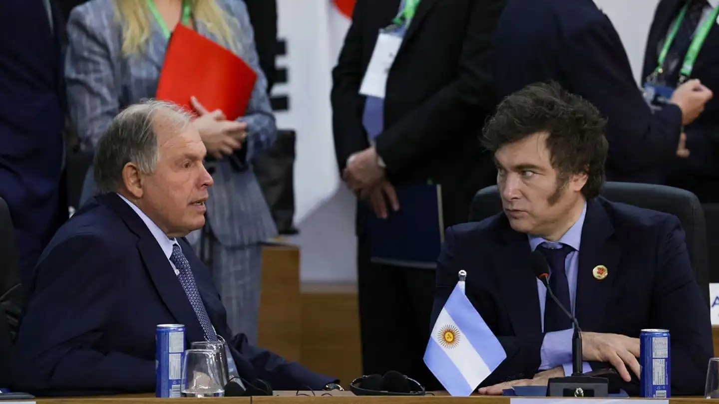 Gerardo Werthein en una cumbre del G20 junto a Javier Milei. (Foto: Reuters - Ricardo Moraes)