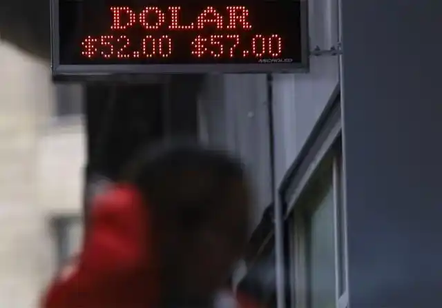Tras la jura de Lacunza, el dólar cerró a $57 y el Riesgo País subió
