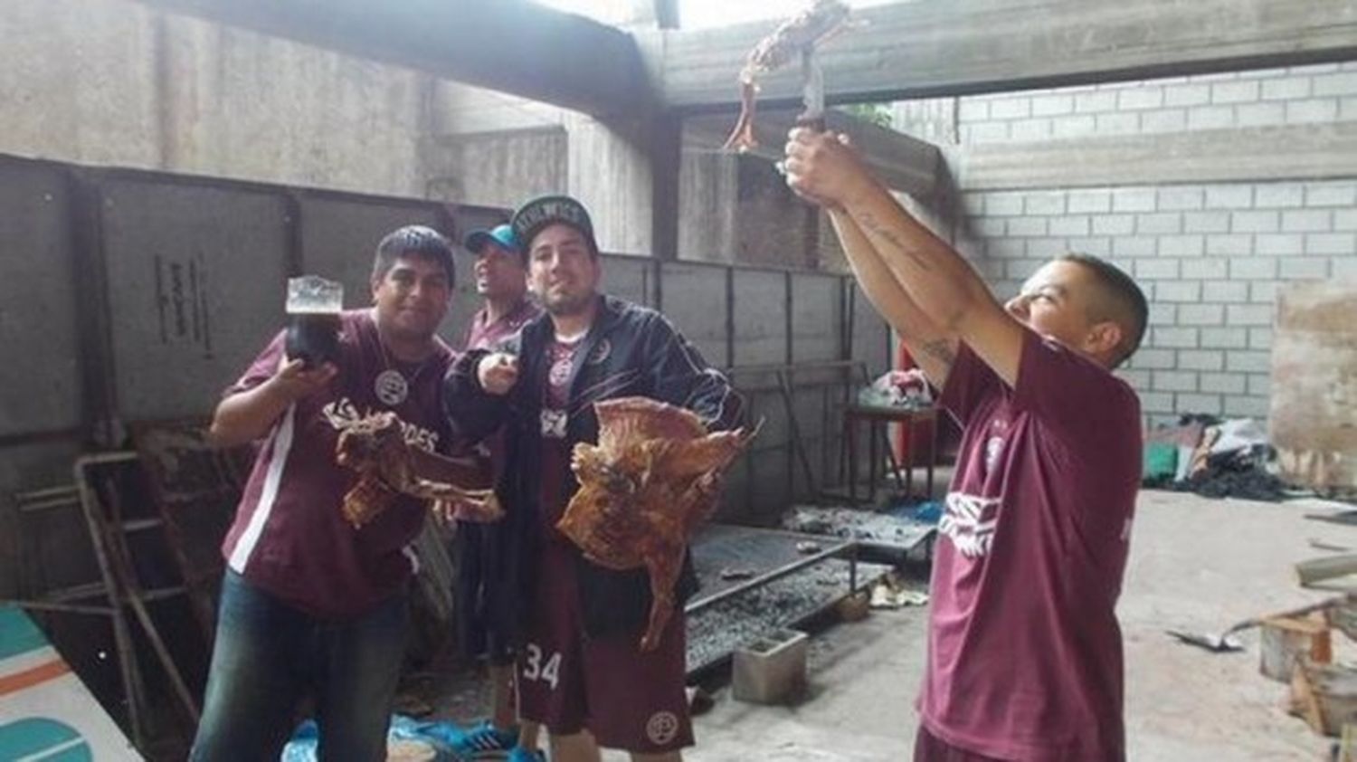 Polémica: Barras de Banfield y Lanús usaron sus canchas para festejar