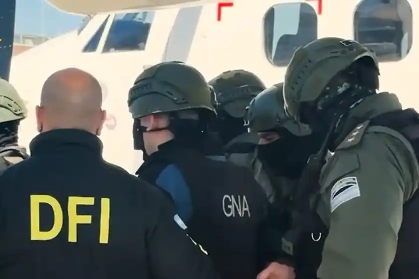 Boda narco: la pareja extraditada desde Paraguay llegó a Rosario.