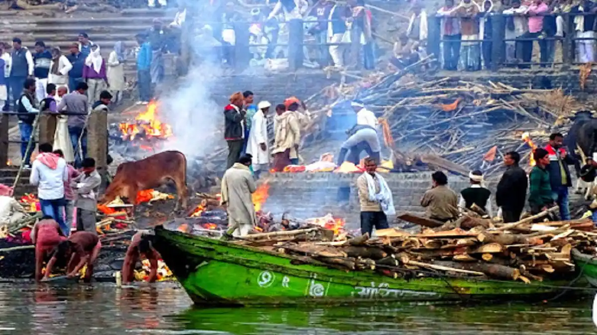 LO QUE SE SABE de VARANASI: la ciudad santa de la India donde miles van a morir