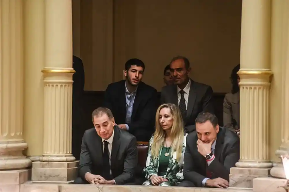 Karina Milei con Santilli y Adorni en el Senado.