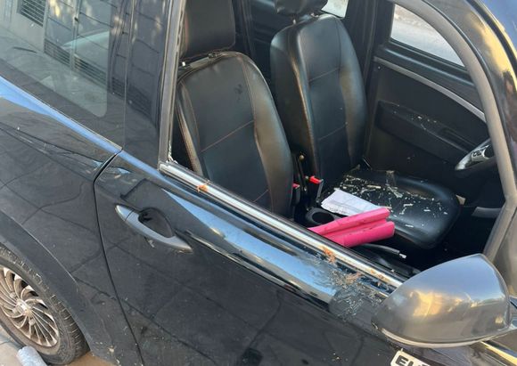 Le rompieron el vidrio del auto para robarle y antes de huir lo ensuciaron "con dulce de leche"